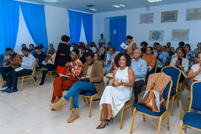 Sala cheia de público durante o lançamento na Praia