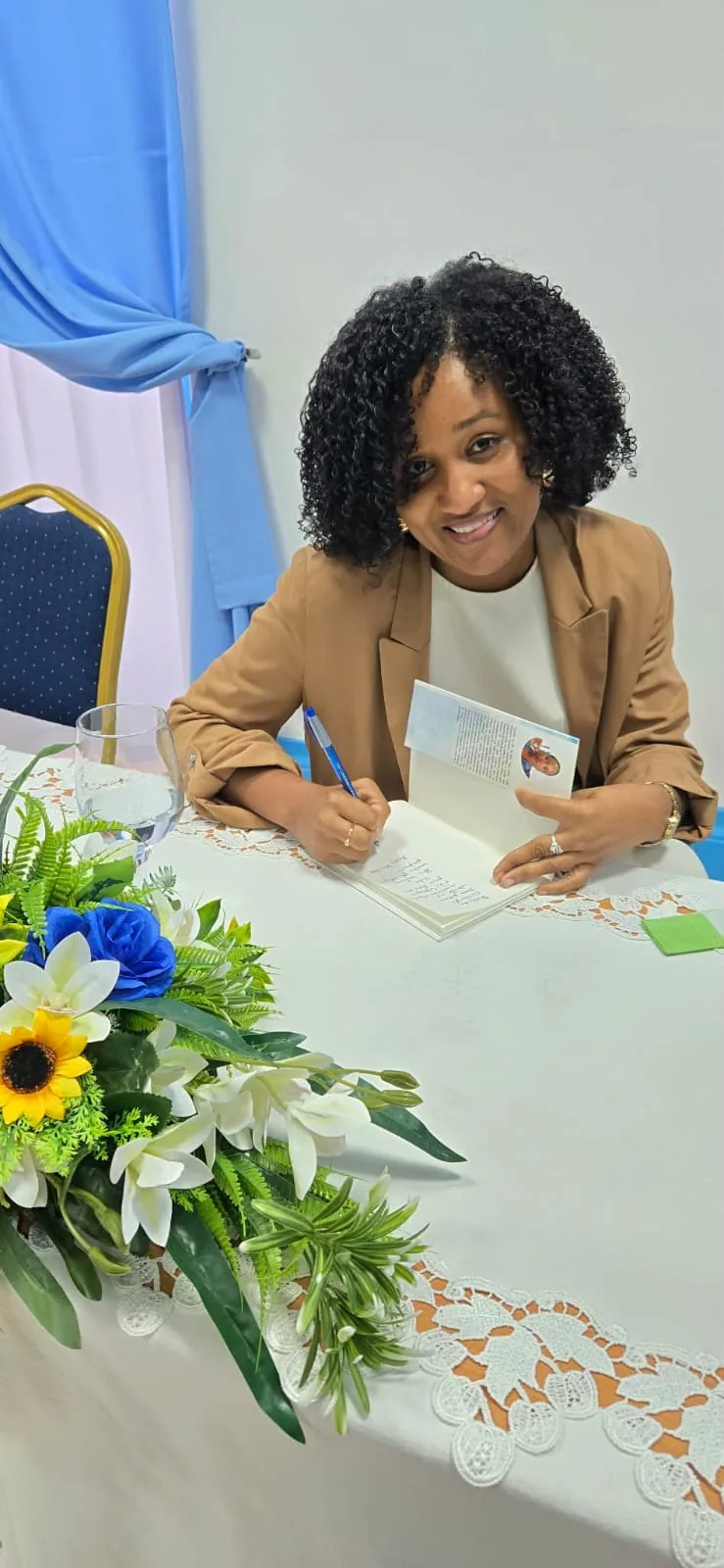 Alissa Mendes a assinar exemplares do livro